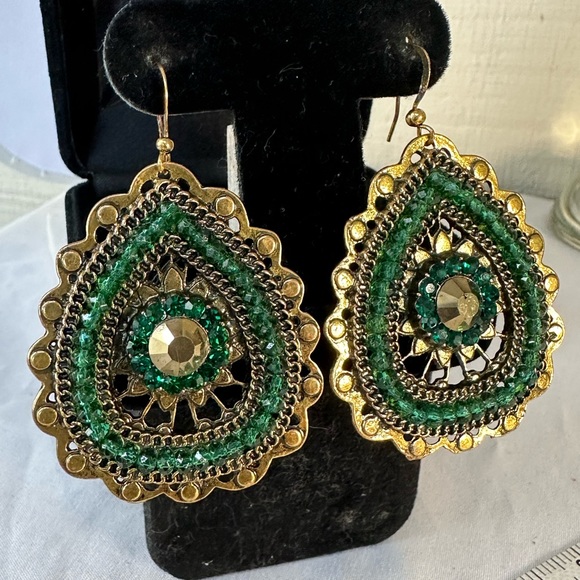 Large goldtone and greet sparkly rhinestone earrings - Picture 3 of 7